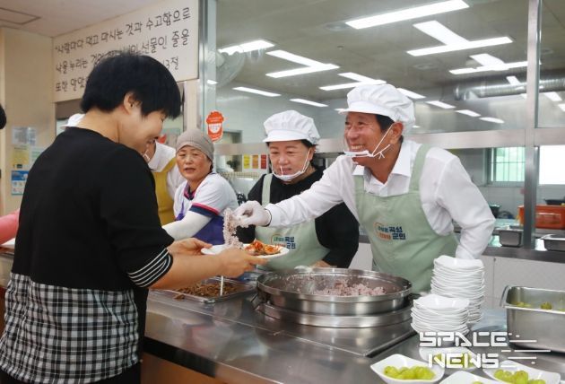 곡성 삼강원에서 배식봉사를 하고 있는 모습