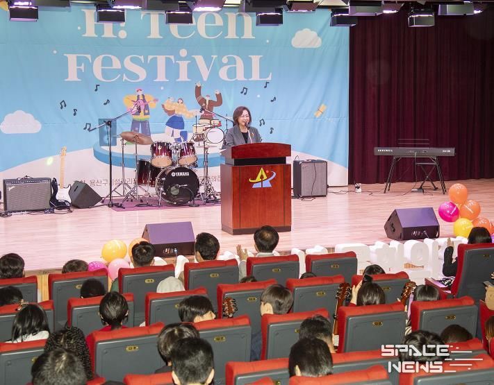 지난 18일, 용산꿈나무종합타운에서 개최된 ‘청소년 동아리축제 H! Teen Festival’에 참석한 박희영 용산구청장이 인사말을 하고 있다