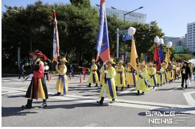 제18회 마포나루 새우젓축제를 알리는 행렬이 마포구민광장에서 출발했다.