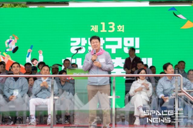 18일 열린 ‘제13회 강남구민 화합축제’에서 이호귀 의장이 축사를 하고 있다.