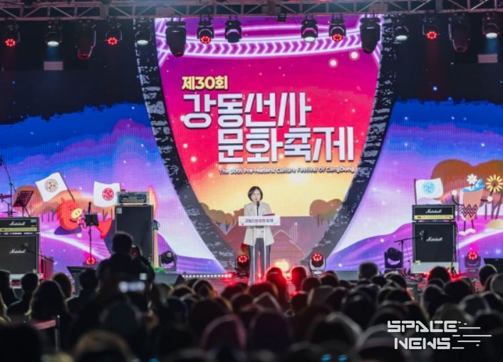 제30회 강동선사문화축제 폐막선언 중인 이수희 강동구청장