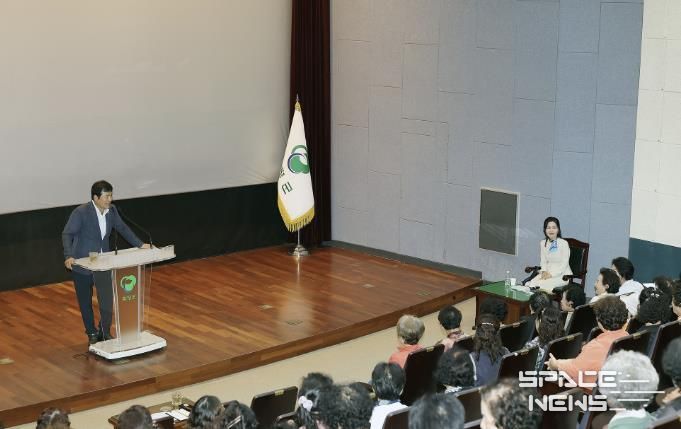 교육에 앞서, 이상익 함평군수가 자원봉사자에게 인사와 감사를 전하는 모습