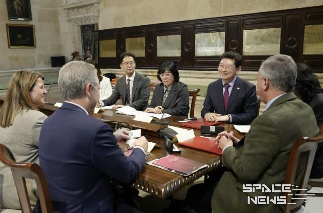 이상일 용인특례시장이 지난해 2월 22일 스페인 세비야 시청을 방문해 호세 루이스 산즈 시장과 우호교류의향서를 교환한 뒤 시 관계자들과 교류 협력 방안을 논의하는 모습
