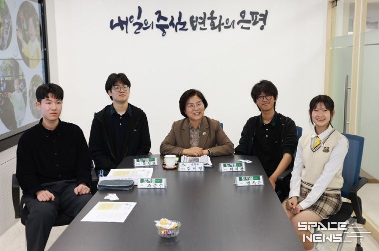 “우리도 궁금했어요”… 중학생 기자단 ‘토끼풀’, 김미경 은평구청장에게 묻다