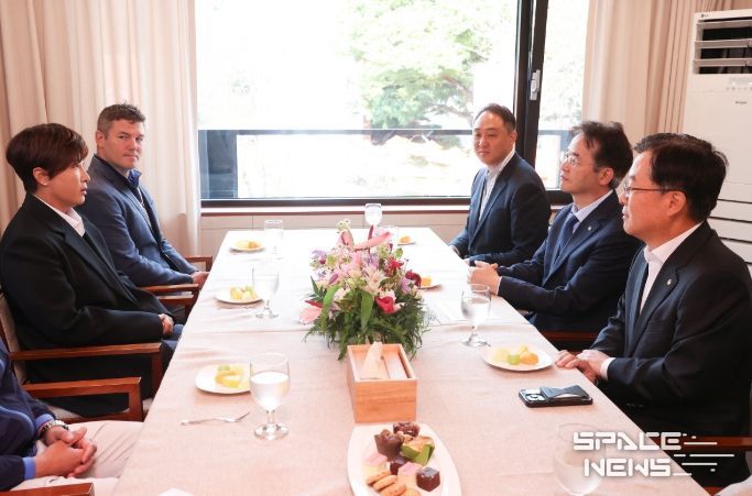 2025 한화 라이프플러스 인터내셔널 크라운 대회 엠버서더 박세리와 환담을 나누고 있는 이동환 고양특례시장