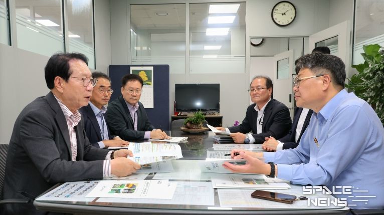 송인헌 괴산군수(왼쪽)가 23일 정부세종청사에서 정향우 기획재정부 사회예산심의관을 만나 지역 현안사업 예산 반영을 건의하고 있다.