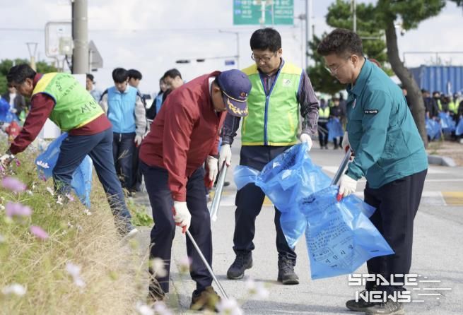 지난 23일 간월도 일원에서 진행된 제14회 아시아 조류박람회 맞이 환경정화 활동