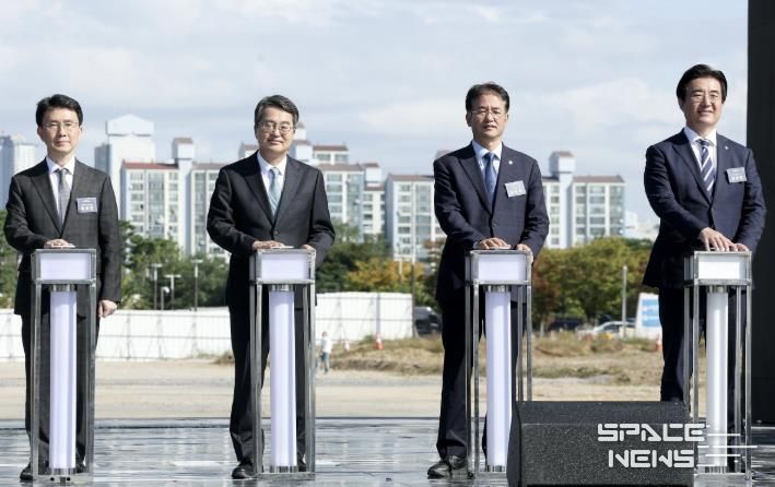 킨텍스 제3전시장 착공식에서 착공 퍼포먼스중인 내빈들