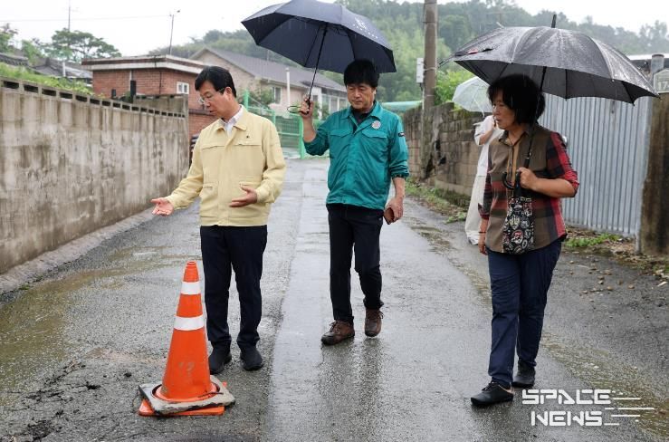 박병규 광산구청장(왼쪽)이 지난 8월 4일 전날 폭우로 피해가 발생한 임곡동 한 마을을 찾아 현장을 살피고 있다.