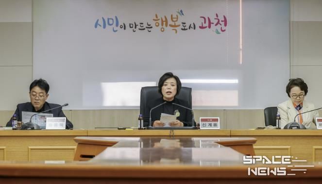 신계용 과천시장이 민간데이터를 활용한 빅테이터 분석사업 최종보고회에서 발언하고 있다