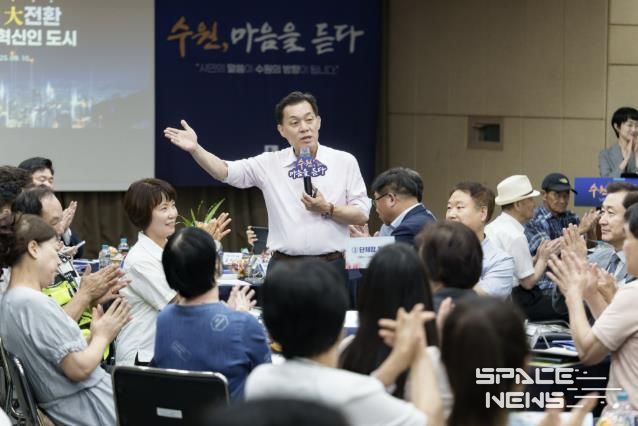 이재준 수원시장이 화서1동 새빛만남에서 발언하고 있다.