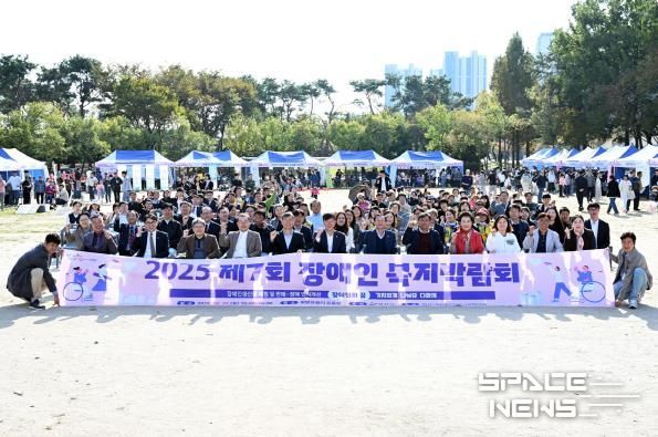 이민근 안산시장(맨 앞줄 왼쪽 여섯번째)이 지난 25일 화랑유원지 일원에서 개최된 '제7회 장애인복지박람회'에서 참석자들과 함께 기념촬영을 하고 있다.