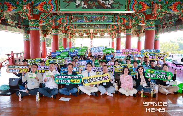 ‘청·바·지(청년이 바라는 지금의 보성)’ 프로그램에 김철우 보성군수와 청년들이 함께하고 있다.