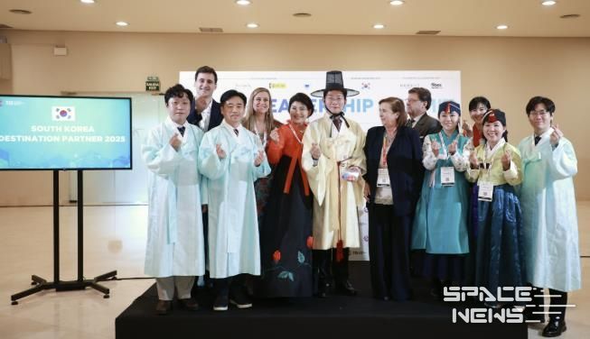 22일 세비야 피베스에서 이상일 시장과 시 대표단이 한복을 입고 기념사진을 촬영하고 있다