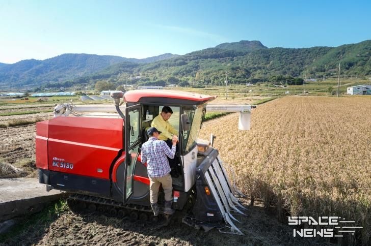 고성군, 친환경 벼 재배단지 수확현장 방문