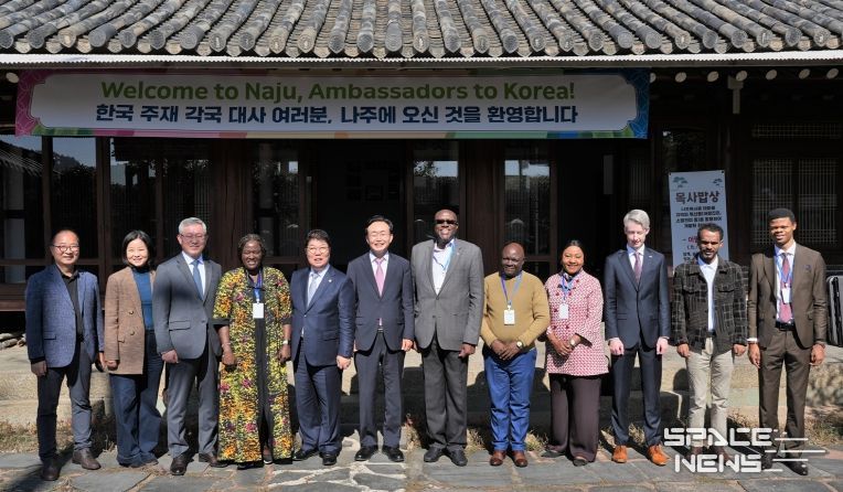 나주시가 ‘2025 국제농업박람회’ 개막행사에 참석한 5개국 주한대사와 사절단을 초청해 주요 산업현장과 문화, 관광 자원을 소개했다.