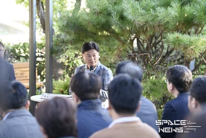 조용익 부천시장이 27일, 고라개공원에서 열린 ‘틈만나면, 현장속으로’ 에서 레미콘 공장 일대 환경오염 최소화를 위해 주민 및 업체 관계자와 의견을 나누고 있다.