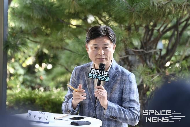 조용익 부천시장이 27일, 고라개공원에서 열린 ‘틈만나면, 현장속으로’ 에서 레미콘 공장 일대 환경오염 최소화를 위해 주민 및 업체 관계자와 의견을 나누고 있다.