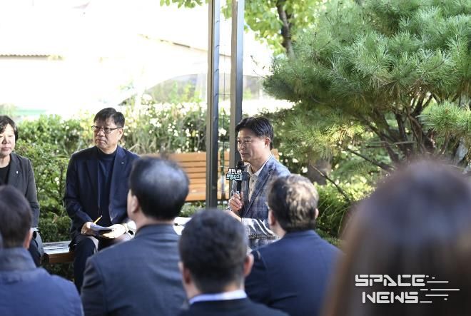 조용익 부천시장(왼쪽에서 세번째)이 27일, 고라개공원에서 열린 ‘틈만나면, 현장속으로’ 에서 레미콘 공장 일대 환경오염 최소화를 위해 주민 및 업체 관계자와 의견을 나누고 있다