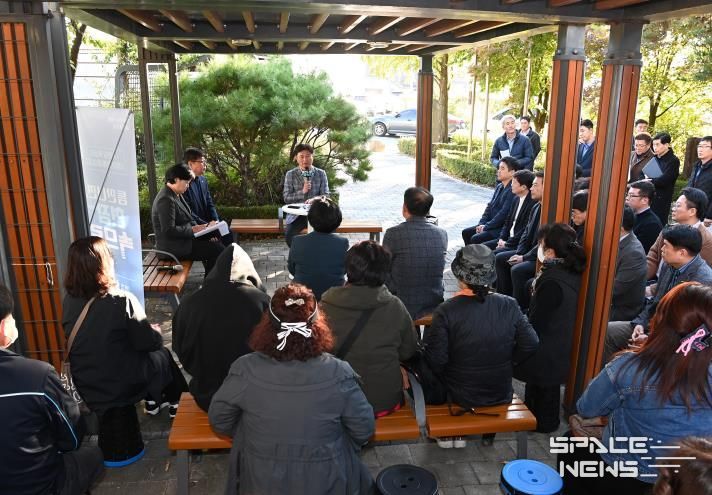 조용익 부천시장이 27일, 고라개공원에서 열린 ‘틈만나면, 현장속으로’ 에서 레미콘 공장 일대 환경오염 최소화를 위해 주민 및 업체 관계자와 의견을 나누고 있다