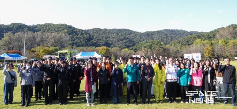 최충규 대덕구청장과 관계기관 관련자들이 28일 금강로하스 대청공원에서 열린 ‘2025년 대전 대덕구 생물테러 대비․대응 현장훈련’ 후 기념 촬영을 하고 있다.