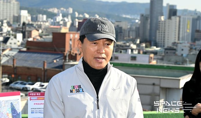 28일 구로구 가리봉2구역을 찾은 오세훈 서울시장이 신속통합기획 재개발 지원방향을 설명하고 있다.