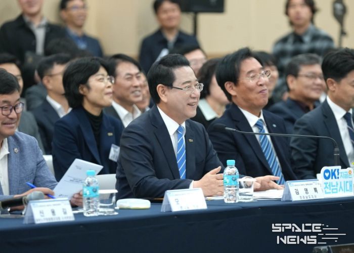 김영록 전라남도지사가 28일 함평 어울림커뮤니티센터에서 열린 ‘함평군 정책비전 투어’행사에 참석해 인사말을 하고 있다.