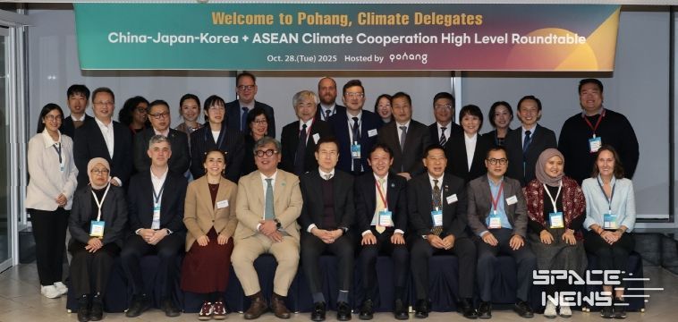 한·중·일 및 ASEAN 주요국 고위급 기후 대표단이 28일 포항을 방문해 산업 현장을 둘러보고, 포항시 주최한 환영 만찬에 참석해 기념 촬영을 하고 있다.