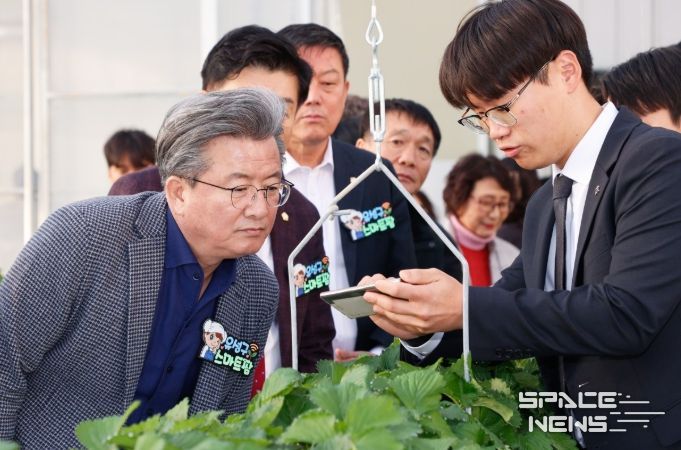 지난 28일 진행된 ‘유성구 스마트팜’ 개장식에서 정용래 유성구청장이 스마트팜 기술 시연을 확인하고 있다