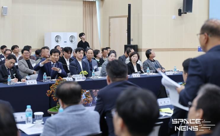 이상익 함평군수가 정책비전 투어에서 연설하는 모습