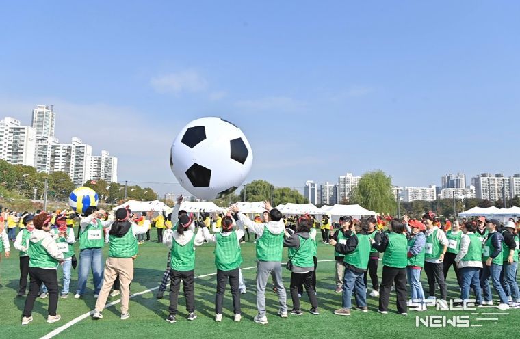‘양천구 통장 한마음 체육대회’에서 공굴리기 경기를 즐기는 통장들