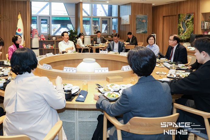 오세훈 서울시장이 29일, 동물 보호·복지 분야 전문가를 만나 반려동물 복지 증진과 동물보호 정책 방향 등에 대해 의견을 나누고 있다.