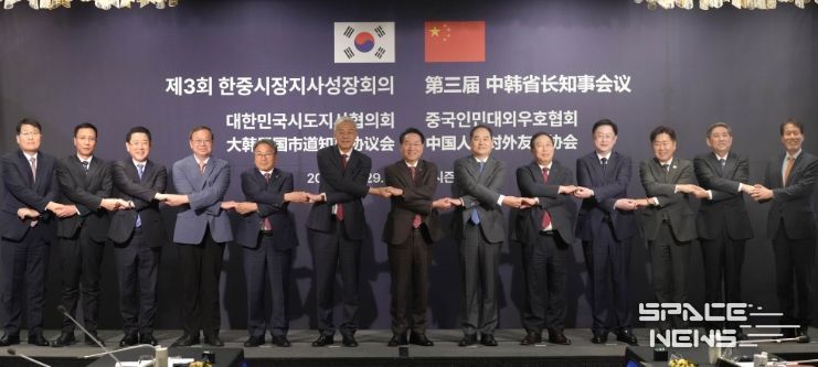 김영록 전라남도지사가 29일 서울 포시즌스호텔에서 열린 ‘제3회 한중지사성장회의’에 참석해 인훙 중국 장시성 당서기와 회담을 갖고 상호발전을 위한 협력방안을 논의한 뒤 기념촬영을 하고 있다.