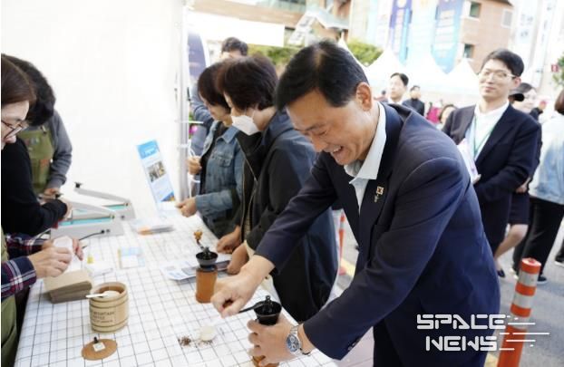 이승로 성북구청장이 구민들과 함께 온:마을 페스타 축제를 즐기고 있다
