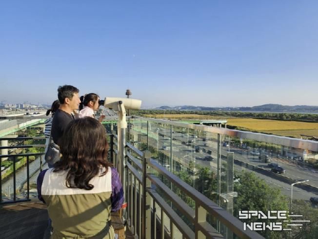 장항습지생태관 전망대에서 장항습지와 철새를 관찰하는 가족