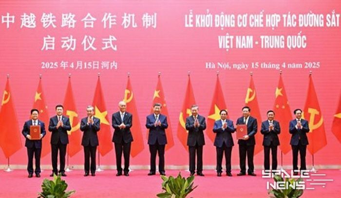 시진핑(習近平) 중국 국가주석이 4월 15일 오전 하노이 국제컨벤션센터에서 또 럼 베트남 공산당 서기장, 팜 민 찐 베트남 총리와 함께 '중국-베트남 철도협력 메커니즘' 출범식에 참석했다. (사진/신화통신)