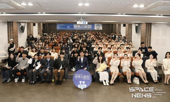 조용익 부천시장과 부천대 학생들이 기념 촬영을 하고 있다.