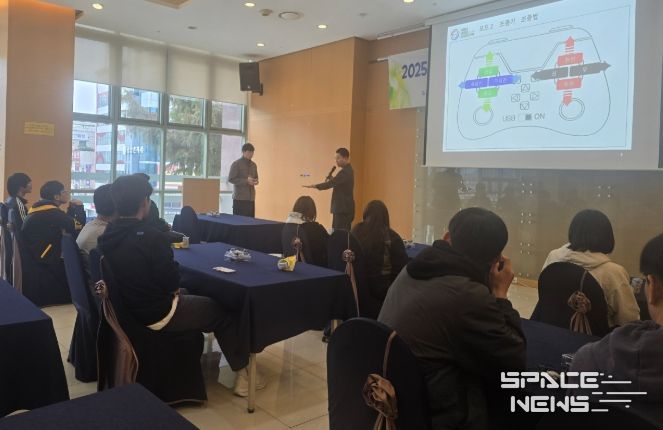 광주시교육청이 30일 국립중앙과학관에서 진행한 AI 체험 캠프에서 참가 학생들이 드론에 대해 실습하고 있다.