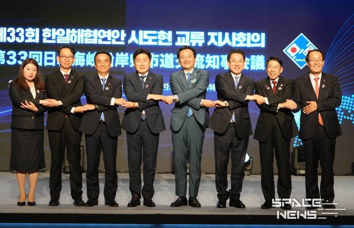 김영록 전라남도지사가 1일 제주특별자치도 신라호텔에서 열린 ‘제33회 한·일해협연안 시도현 교류 지사회의’를 마치고 참석자들과 기념촬영을 하고 있다.