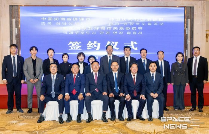 한·중 양 도시 대표단이 협약서 서명 후 단체 기념촬영을 하고 있다.