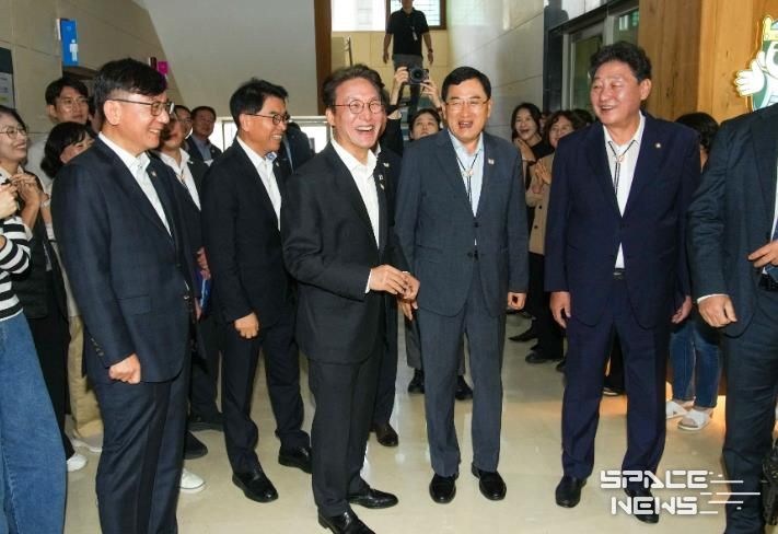 10월 17일 오전 경주시청 로비에서 APEC 정상회의 점검차 경주를 찾은 김민석 국무총리와 주낙영 경주시장이 직원들의 환영 속에 웃음을 짓고 있다