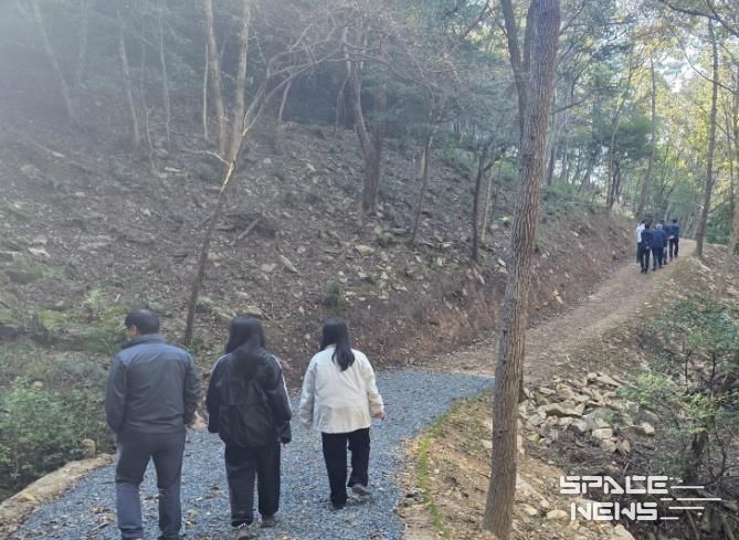 트레킹길을 즐기는 이용객들의 모습