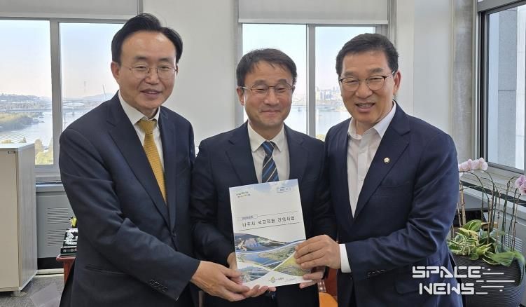 윤병태 나주시장은 지역 핵심 현안 사업의 국비 확보를 위해 지난 3일 국회를 방문, 예결위원회와 주요 상임위원회 등을 찾아 적극적인 건의 활동을 펼쳤다. 사진 왼쪽부터 윤병태 나주시장, 한병도 예산결산특별위원장, 신정훈 행정안전위원장.