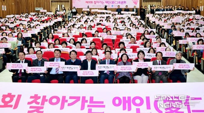 유정복 인천광역시장이 4일 남동구청에서 열린 '제9회 찾아가는 애인(愛仁) 토론회'에서 참석자들과 기념촬영을 하고 있다.