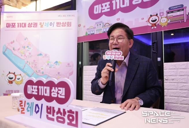 박강수 마포구청장이 합정 하늘길 상권 상인의 질의에 답변을 하고 있다.