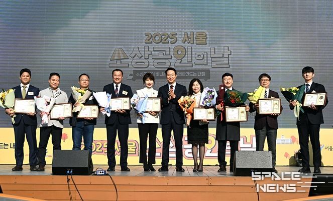 오세훈 서울시장이 5일 서울광장에서 열린 ‘2025 서울시 소상공인의 날 기념행사’에 참석해 소상공안 14명에게 시장 표창을 수여하고 수상자들과 기념촬영하고 있다.