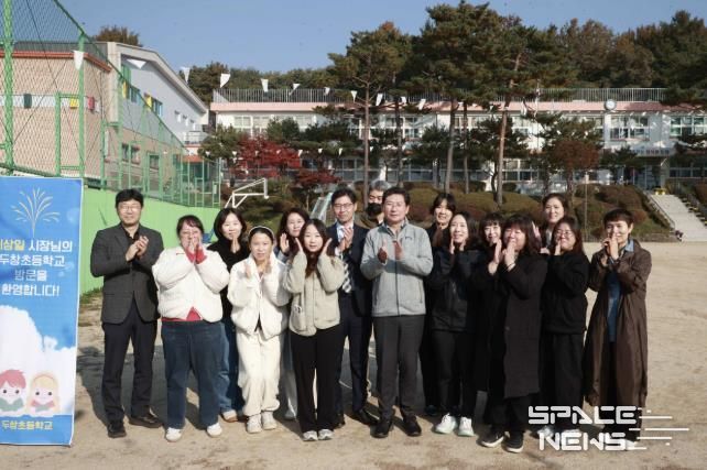 이상일 용인특례시장이 처인구 원삼면 두창초등학교에서 학교환경 개선을 위한 간담회를 열었다.