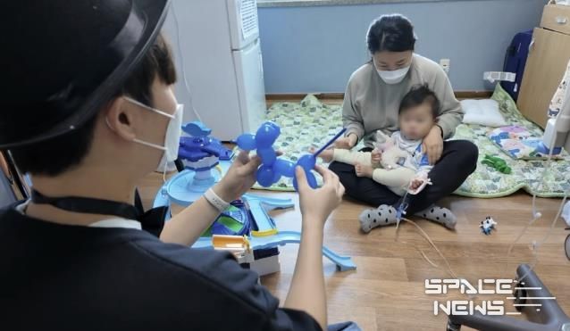 마술동아리 마피아가 소아병원 어린이를 대상으로 마술쇼를 펼치고 있다.