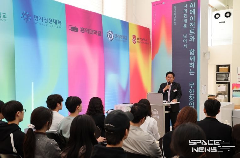 박강수 마포구청장이 청년들에게 응원의 말을 전하고 있다.