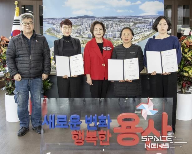 박희영 용산구청장(왼쪽에서 세 번째)이 ‘골목형상점가’로 추가 지정된 상인들과 기념촬영을 하고 있다.